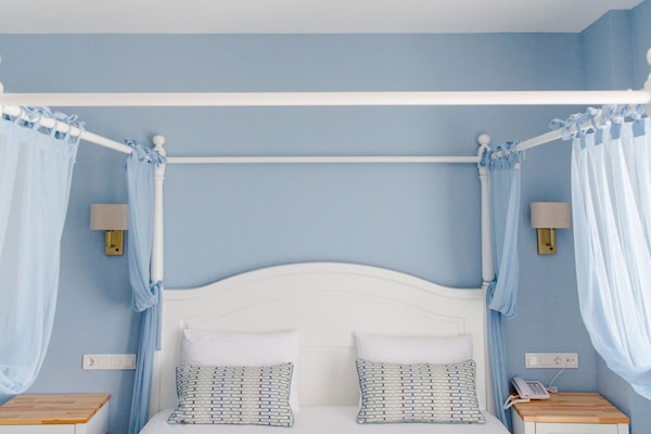 Habitación Deluxe doble, vistas a la ciudad | Minibar, caja fuerte, escritorio y sistema de insonorización