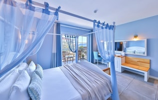 Minibar, caja de seguridad en la habitación y escritorio