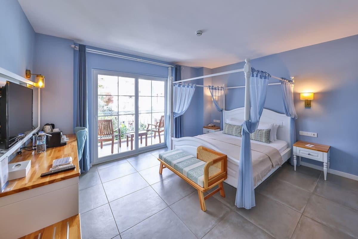 Deluxe Double Room, City View | 1 bedroom, minibar, in-room safe, desk