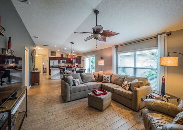 House, 3 Bedrooms | Living room | Flat-screen TV - Vestridge Ave 3490 by White Pelican VR (Wildwood)