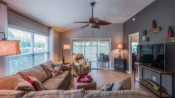 House, 3 Bedrooms | Living room | Flat-screen TV