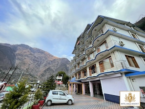 Free self-parking - Hotel Sarla Regency (Bhuntar)