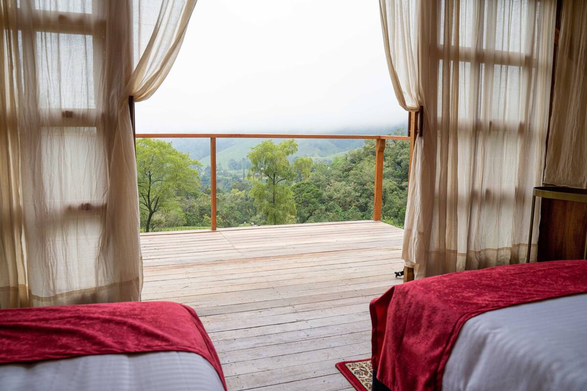 Ecolodge Luxury Glamping room with hot water | 高級寢具、羽絨被、布置獨特、床單