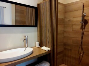 Douche, articles de toilette gratuits