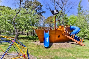 Children's play area - outdoor - Cottages at the Even'tide Resort (Wellfleet)