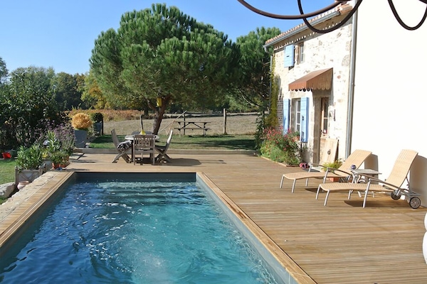 Außenpool (je nach Saison geöffnet), Sonnenschirme, Liegestühle