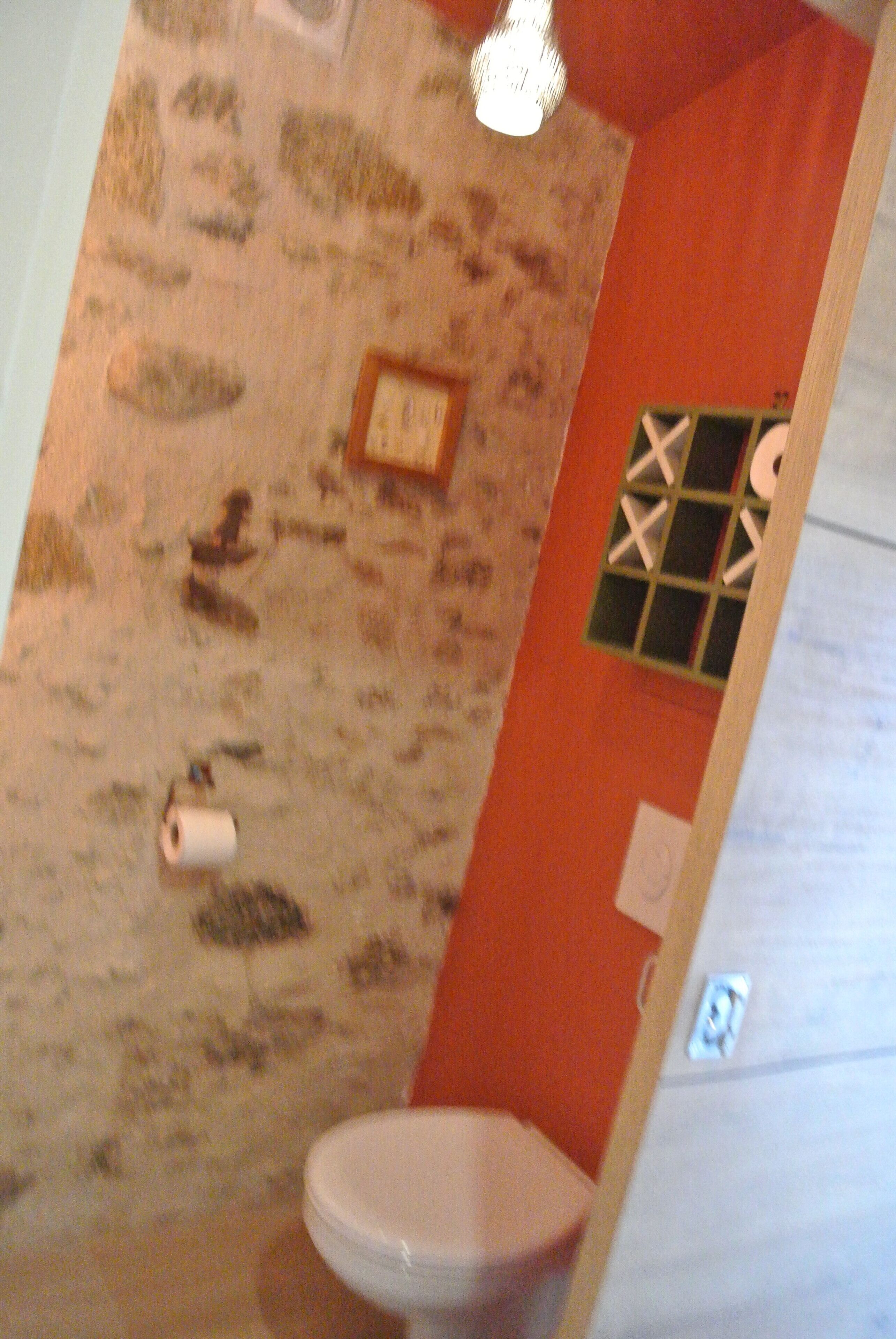 Ein Badezimmer mit Steinwand, Toilette und Duschbereich.