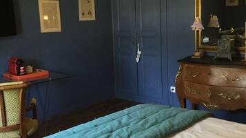 Un dormitorio con cama, cómoda y espejo.
