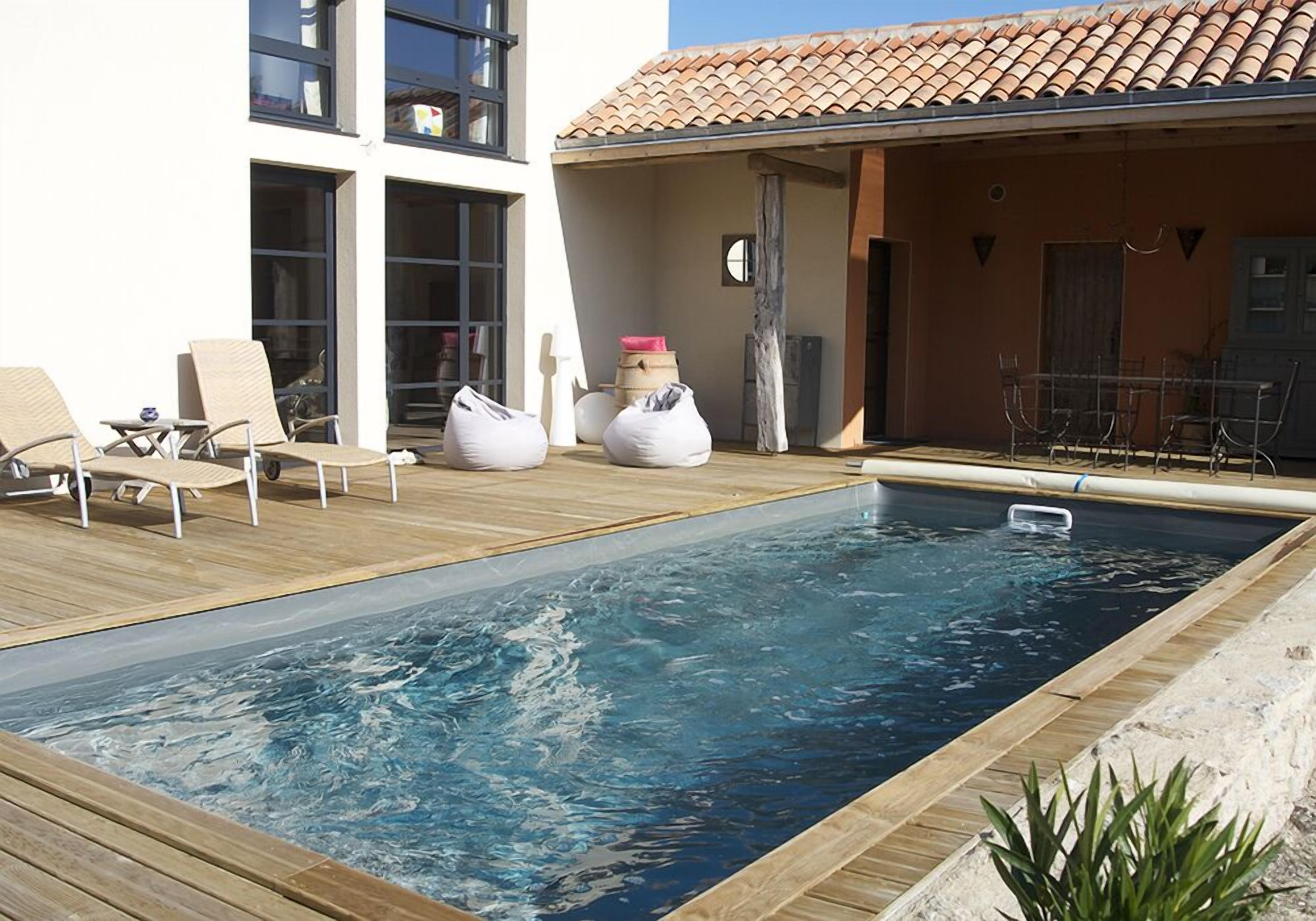 季節限定屋外プール、プール パラソル、サンラウンジャー