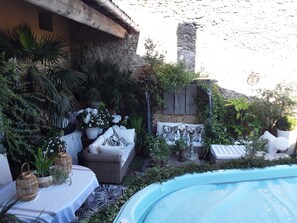 Seasonal outdoor pool, a rooftop pool, pool umbrellas, pool loungers - Les Hauts de Corneilhan (Corneilhan)