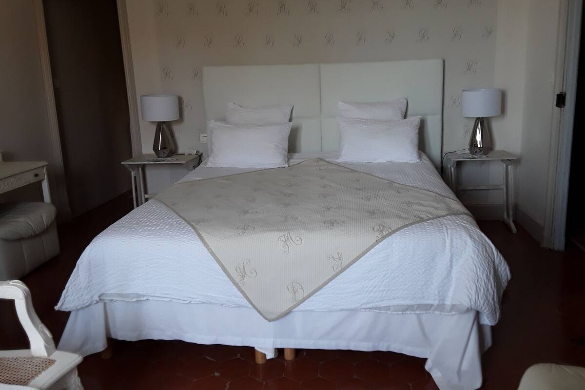 Double Room (Abécédaire) | WiFi (free), individually decorated, individually furnished, bed sheets