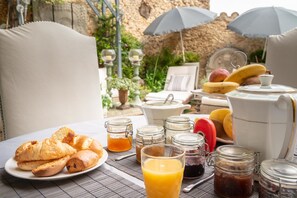 Free daily continental breakfast  - Les Hauts de Corneilhan (Corneilhan)