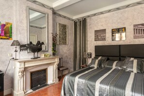 Habitación doble (Pollock) | Decoración personalizada, muebles diferentes y wifi gratis 