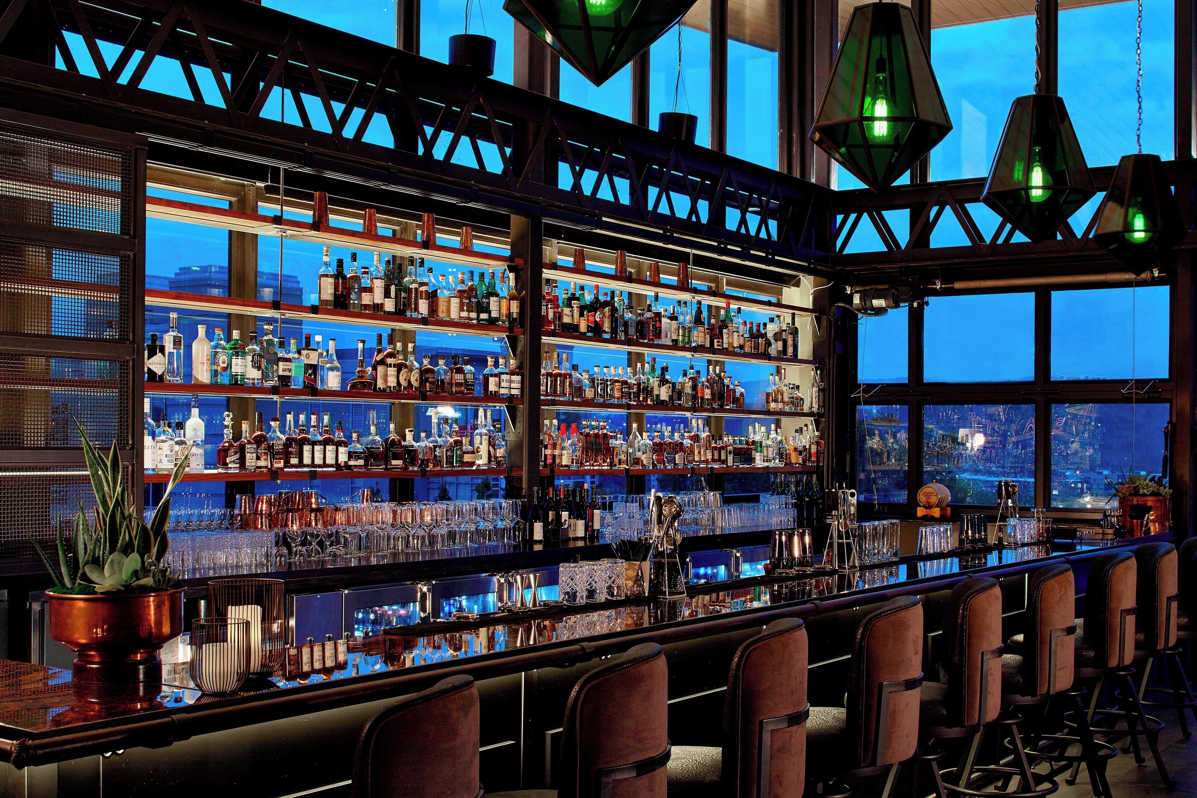 Serveert ontbijt, lunch en diner