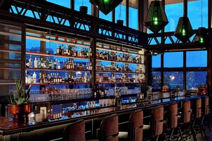 供应早餐、午餐和晚餐