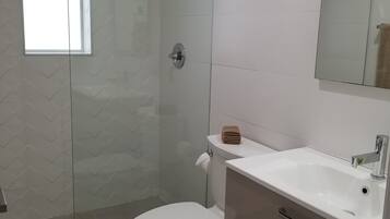 Comfort Studio | Bathroom | Shower, hair dryer, towels