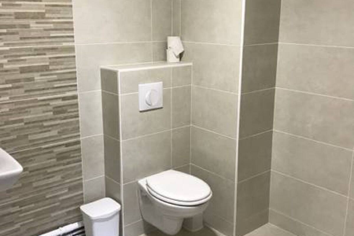 deep-soaking bathtub, free toiletries, hair dryer, towels