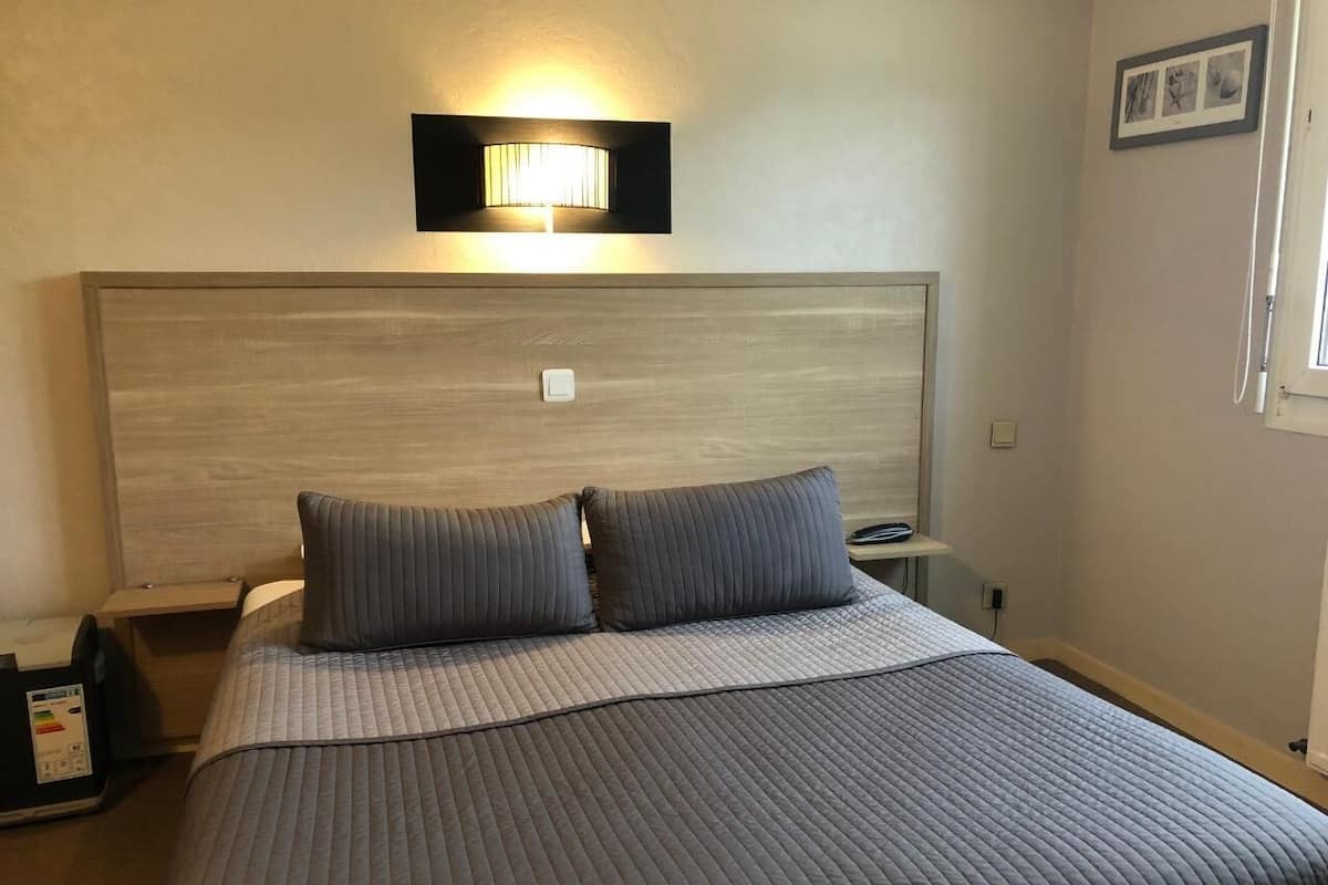 Chambre de base double | Bureau, fer et planche Ă repasser, accĂšs au Wi-Fi (inclus)