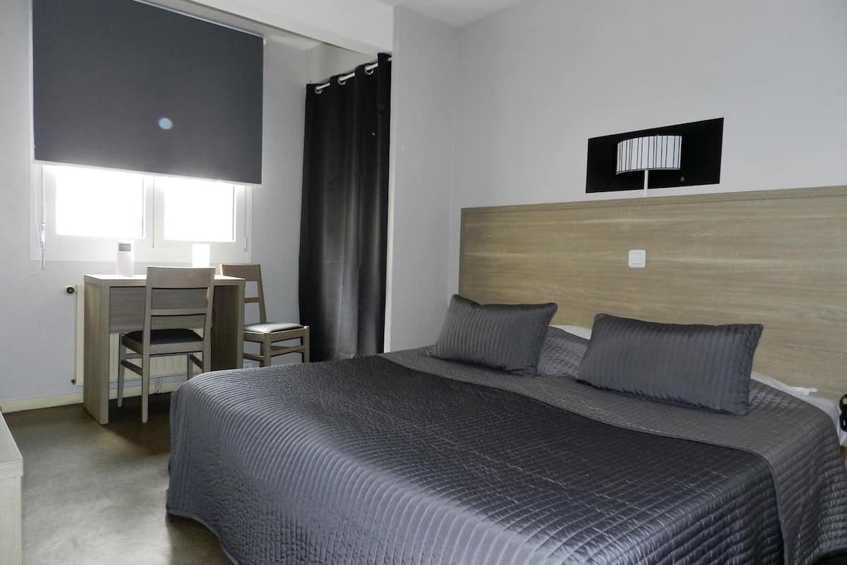 1 bedroom, desk, iron/ironing board, free wifi