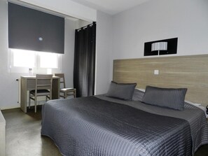 Bureau, fer et planche à repasser, Wi-Fi gratuit, draps fournis