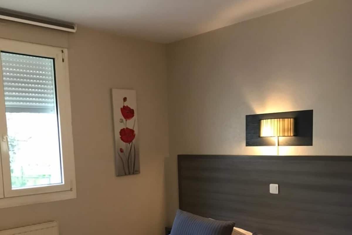 Chambre quadruple Confort | Bureau, fer et planche Ă repasser, accĂšs au Wi-Fi (inclus)