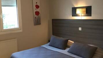 Comfort Quadruple Room | Desk, iron/ironing board, free WiFi, bed sheets