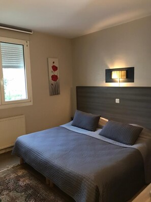 Comfort Quadruple Room | Desk, iron/ironing board, free WiFi, bed sheets - Hôtel Le Cerizay (Cerizay)
