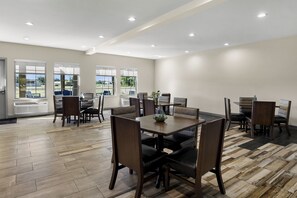 包含每日自助早餐