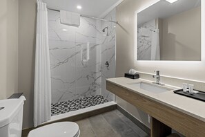 Dusche, kostenlose Toilettenartikel, Haartrockner, Handtücher