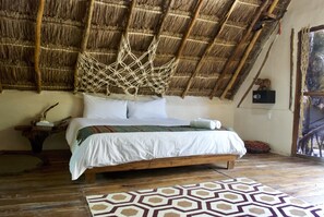 Suite júnior | Roba de llit d'alta qualitat, minibar i caixa forta a l'habitació 