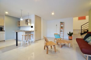 Un apartamento moderno con cocina, comedor y sala de estar.
