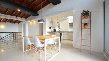 Ropa de cama de alta calidad y caja de seguridad en la habitación