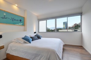 Ropa de cama de alta calidad y caja de seguridad en la habitación 