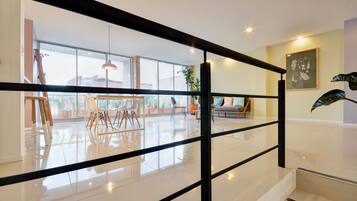 Apartamento superior, 2 quartos (Ap 4) | Roupas de cama premium, cofres nos quartos, escrivaninha