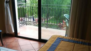 Single Room | Desk, blackout curtains, iron/ironing board, free WiFi