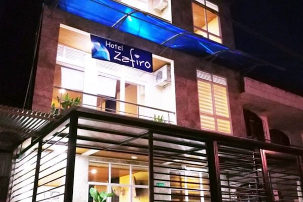 Mặt tiền nơi lưu trú - ban đêm