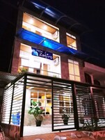 Fachada de la propiedad por la tarde o noche