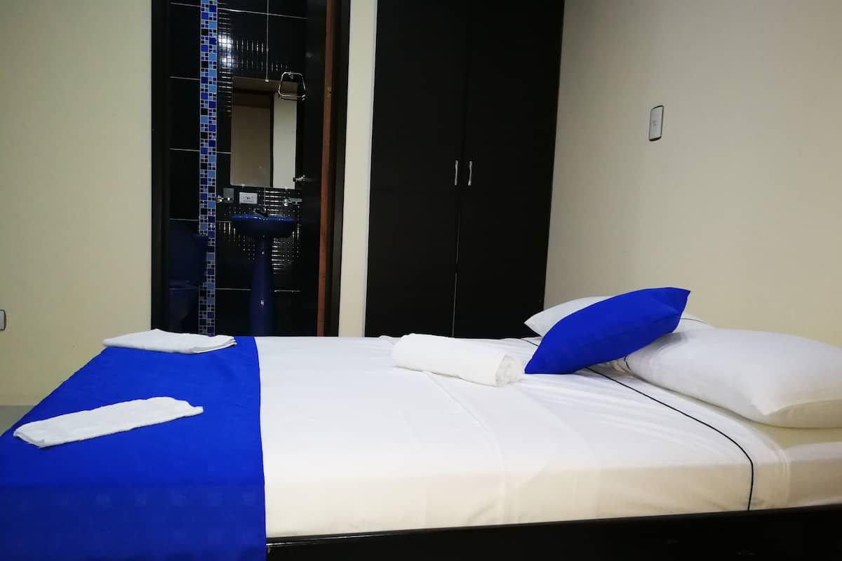 Double Room Single Use | Minibar, blackout drapes, WiFi (free), bed sheets