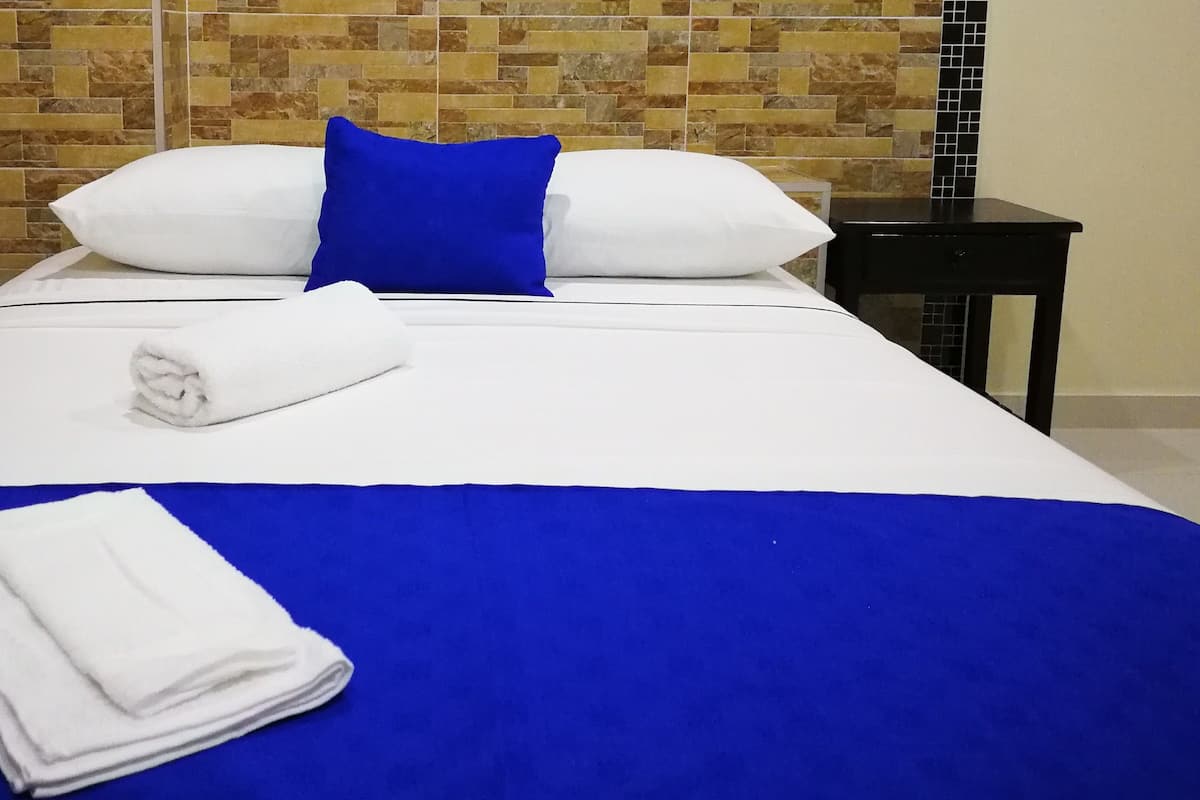 Driepersoonskamer | Een minibar, verduisterende gordijnen, gratis wifi, beddengoed