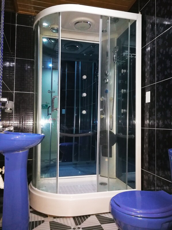 Superior Triple Room, Kitchenette | Bathroom | Shower, free toiletries, towels - Hotel Zafiro (Leticia)