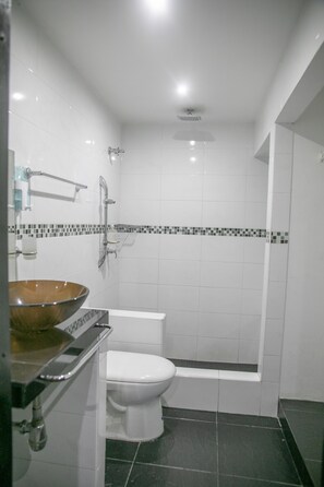Shower, free toiletries, towels - Hostel Caribe Cartagena (Cartagena)
