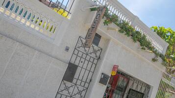 Vista frontal de la propiedad