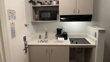 Frigorífico, microondas, placa de cocina y cafetera o tetera