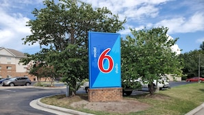 A blue sign with the number 6 and the word 'studio' indicating a hotel or accommodation. - Studio 6 Extended Stay - Richmond, VA - I-64 West (Richmond)