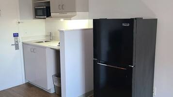 Refrigerador, microondas, parrilla de estufa y cafetera y tetera
