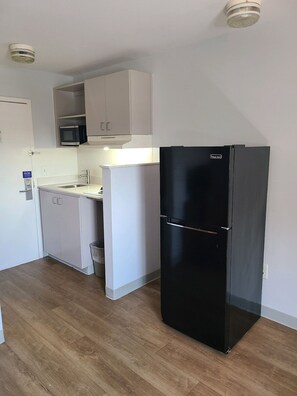 Kühlschrank, Mikrowelle, Herdplatte, Wasserkocher mit Kaffee-/Teezubehör