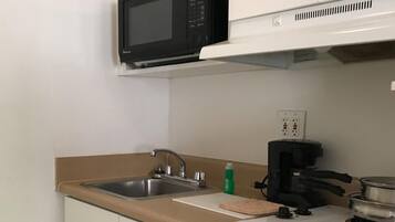 Chambre Standard, 1 grand lit, accessible aux personnes à mobilité réduite, non-fumeur | Cuisine privée | Cafetière-théière, réfrigérateur, four à micro-ondes, surface de cuisson