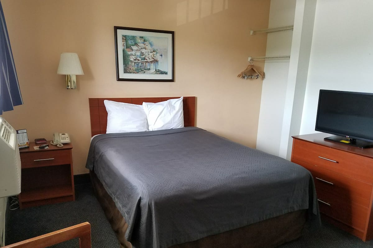 Een bureau, gratis wifi, beddengoed