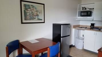 Meja kerja, Wi-Fi gratis, dan seprai linen