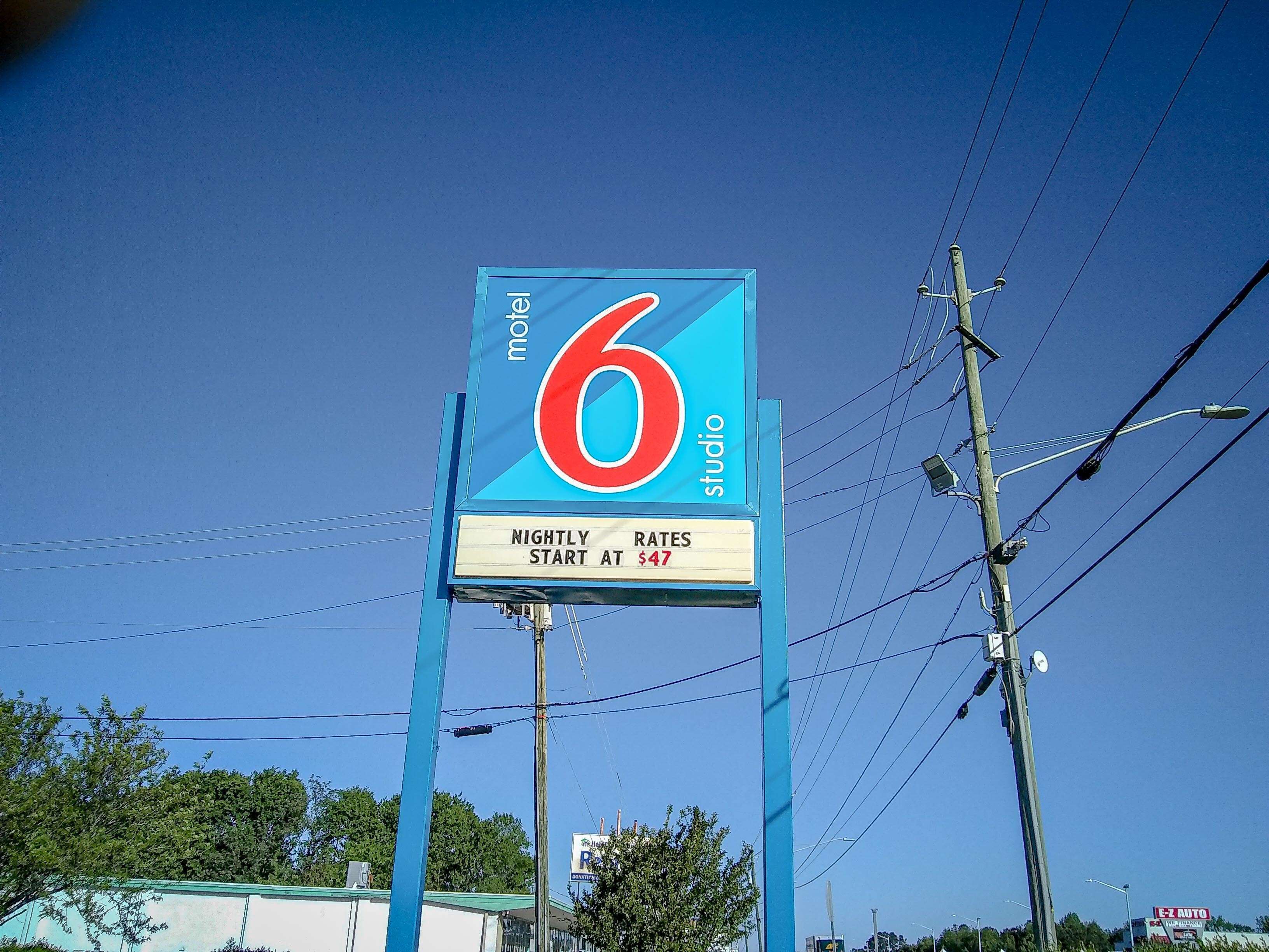 Schild eines Motels mit der Nummer 6 und dem Schriftzug 'studio', der auf die Art der Zimmer hinweist.